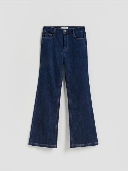 Jeansy flare - granatowy. Niebieskie jeansy Reserved, bez wzorów. W wyprzedaży za 119.99 zł.