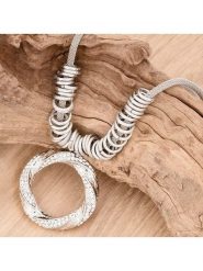 MENTHE À L'O Naszyjnik z elementem ozdobnym - dł. 70 cm rozmiar: onesize. Szare naszyjniki MENTHE À L'O, z kryształem. Za 139.20 zł.