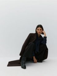 Jeansowa koszula z wiązaniem - granatowy. Niebieskie koszule Reserved, l, bez wzorów, z bawełny, bez kołnierzyka, bez ramiączek. W wyprzedaży za 89.99 zł.