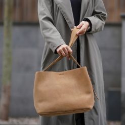 Shopperka skórzana Solier FL38 Sienna beżowa. Brązowe shopper Solier, bez wzorów, ze skóry, biznesowe, na ramię, zamszowe, bez dodatków. Za 399.00 zł.