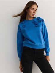 Bawełniana bluza z aplikacją - jasnoniebieski. Niebieskie bluzy Reserved, l, z aplikacjami, z bawełny, bez kaptura. W wyprzedaży za 69.99 zł.