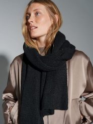 OPUS Szal "Ashiny" w kolorze czarnym rozmiar: onesize. Czarne szaliki Opus, bez wzorów, ze splotem. Za 86.99 zł.