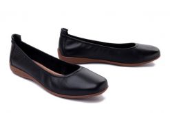 JOSEF SEIBEL 74801 133 100 Fenja 01 schwarz, balerin, czółenka damskie. Czarne baleriny Josef Seibel, bez wzorów, ze skóry, bez obcasa. Za 339.90 zł.