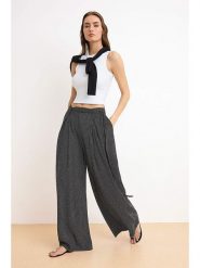 Trendyol Spodnie - Loose fit - w kolorze czarno-białym rozmiar: 38. Białe spodnie materiałowe Trendyol, bez wzorów, z materiału. Za 86.99 zł.