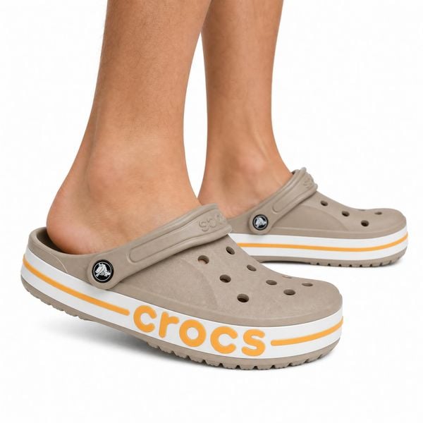 Klapki chodaki sportowe Crocs BAYABAND CLOG. Brązowe klapki Crocs, bez wzorów, z materiału, bez obcasa. Za 219.00 zł.