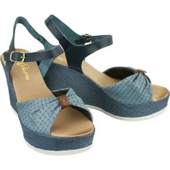 PIAZZA 910710-5 jeans, sandały damskie. Sandały Piazza, bez wzorów, z jeansu, bez obcasa, na koturnie, bez zapięcia. W wyprzedaży za 125.00 zł.