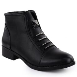 Botki damskie z ozdobami czarne Sabatina DM25-08. Czarne botki Sabatina, bez wzorów, ze skóry ekologicznej, bez obcasa, bez zapięcia. Za 179.99 zł.