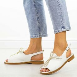 Białe Polskie sandały damskie Suzana Val. Białe sandały Suzana, z aplikacjami, z jeansu, eleganckie, bez obcasa, na płaskiej podeszwie, bez zapięcia. Za 199.00 zł.