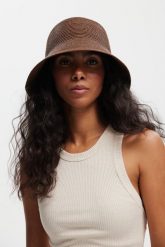 KAPELUSZ BUCKET RETRO BRĄZOWY One size - Flawless. Brązowe kapelusze Flawless, bez wzorów. Za 210.00 zł.