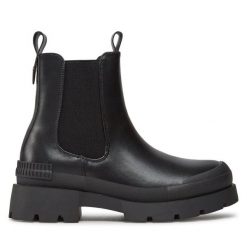 Sztyblety Xti. Czarne botki Xti, bez wzorów, bez obcasa, na płaskiej podeszwie, bez zapięcia. Za 329.99 zł.
