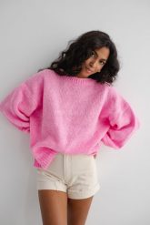 Sweter oversize z bufiastym rękawem NEON PINK - RIVERO-UNI. Różowe golfy Marsala, bez wzorów, z wełny, bez ramiączek. Za 249.90 zł.