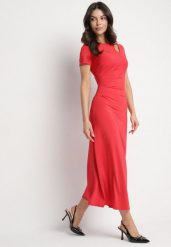 Czerwona Sukienka o Dopasowanym Fasonie z Lekkimi Marszczeniami Aporea. Czerwone sukienki Born2be, na co dzień, na lato, l, bez wzorów, eleganckie, bez kołnierzyka, bez ramiączek, maxi, dopasowane. Za 129.99 zł.