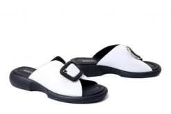 BOCCATO 0450-005 white, klapki damskie. Białe klapki Boccato, bez wzorów, ze skóry, bez obcasa, na obcasie. Za 242.17 zł.