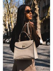 Victor & Hugo Paris Skórzana torebka "Winy" w kolorze beżowym - 29 x 22 x 11,5 cm rozmiar: onesize. Brązowe torby na ramię Victor & Hugo Paris, bez wzorów, z materiału, przez ramię, bez dodatków. Za 359.13 zł.