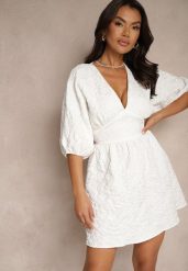 Biała Sukienka o Rozkloszowanym Fasonie z Tłoczonym Wzorem i Rękawami Nietoperz Farinose. Białe sukienki Renee, na co dzień, na lato, l, bez wzorów, eleganckie, bez kołnierzyka, bez ramiączek, mini, rozkloszowane. Za 124.99 zł.