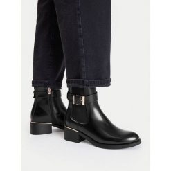 Botki MEXX. Czarne botki Mexx, bez wzorów, bez obcasa, na płaskiej podeszwie, bez zapięcia. Za 249.99 zł.