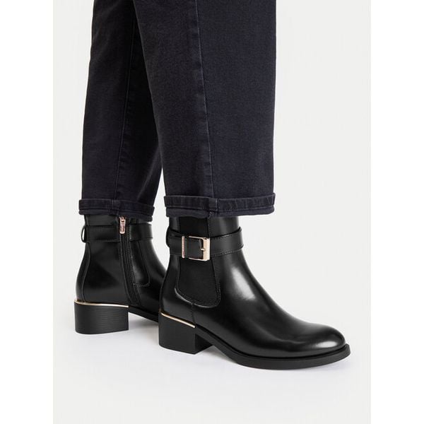 Botki MEXX. Czarne botki Mexx, bez wzorów, bez obcasa, na płaskiej podeszwie, bez zapięcia. Za 249.99 zł.