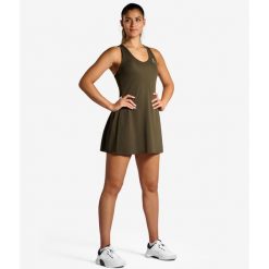 Sukienka tenisowa damska elegancka. Zielone sukienki NORDICDOTS, m, bez wzorów, z materiału, eleganckie, bez kołnierzyka, bez ramiączek, sportowe. W wyprzedaży za 202.50 zł.