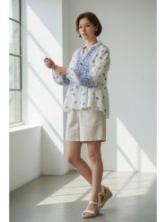 William de Faye Bluzka w kolorze biało-niebieskim rozmiar: 42. Białe bluzki William de Faye, bez wzorów, bez kołnierzyka, bez ramiączek. Za 121.99 zł.