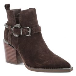 Czekoladowe Botki Alma En Pena Eleganckie Kowbojki Damskie. Brązowe botki Alma en Pena, z aplikacjami, z jeansu, ze szpiczastym noskiem, bez obcasa, na obcasie, bez zapięcia. Za 645.99 zł.