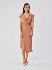 Stylove Sukienka w kolorze beżowym rozmiar: M. Brązowe sukienki Stylove, m, bez wzorów, z tkaniny, z asymetrycznym kołnierzem, bez ramiączek, midi, asymetryczne. Za 157.99 zł.
