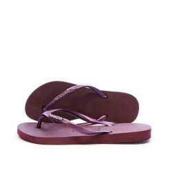 Klapki damskie Havaianas Slim Logo Metallic. Fioletowe klapki Havaianas, w ażurowe wzory, z materiału, bez obcasa. Za 170.00 zł.