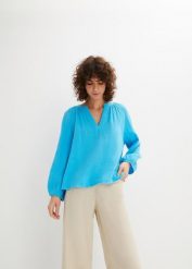 Bluzka muślinowa oversize. Niebieskie bluzki bonprix, bez wzorów, bez kołnierzyka, bez ramiączek. Za 79.99 zł.