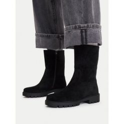 Botki JENNY. Czarne botki Jenny, bez wzorów, bez obcasa, na płaskiej podeszwie, bez zapięcia. Za 169.99 zł.