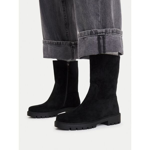 Botki JENNY. Czarne botki Jenny, bez wzorów, bez obcasa, na płaskiej podeszwie, bez zapięcia. Za 169.99 zł.