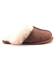 UGG Kapcie "Scuffette II" w kolorze brązowym ze skóry jagnięcej rozmiar: 39. Brązowe obuwie domowe UGG, bez wzorów, ze skóry, bez zapięcia. Za 454.55 zł.
