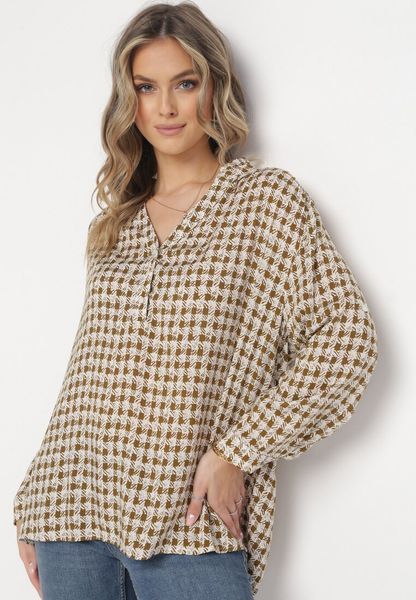 Jasnobrązowa Bluzka z Wiskozy Zapinana na Guziki przy Dekolcie Tyronna. Brązowe bluzki Born2be, xl, bez wzorów, z wiskozy, bez kołnierzyka, bez ramiączek. Za 24.99 zł.