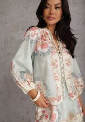 Zielona Koszula ze Stójką w Kwiatowy Print Dorirecea. Zielone koszule Renee, l, z aplikacjami, z jeansu, casualowe, bez kołnierzyka, bez ramiączek. Za 159.99 zł.