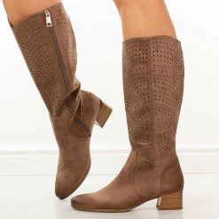 J.Brązowe zamszowe kozaki damskie na obcasie Vinceza 58637. Brązowe kozaki VINCEZA, na jesień, z zamszu, bez obcasa, na obcasie, bez zapięcia. Za 239.00 zł.