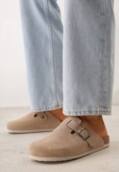 Beżowe Zamszowe Klapki w Stylu Chodaków Ozdobione Klamrą Irinania. Brązowe klapki Born2be, bez wzorów, z materiału, bez obcasa, na płaskiej podeszwie. Za 159.99 zł.