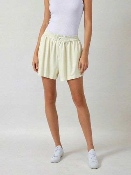 Weekday Szorty w kolorze kremowym rozmiar: M. Brązowe szorty Weekday, bez wzorów. Za 61.17 zł.