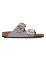 Birkenstock Skórzane klapki "Arizona" w kolorze fioletowym rozmiar: 40. Różowe klapki Birkenstock, bez wzorów, z lakierowanej skóry, z otwartym noskiem, bez obcasa. Za 567.00 zł.