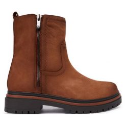 Botki Caprice. Brązowe botki Caprice, bez wzorów, bez obcasa, na płaskiej podeszwie, bez zapięcia. Za 589.99 zł.