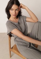 Szara Bluzka na Krótki Rękaw z Plisowanej Tkaniny Undirea. Szare bluzki Born2be, uniwersalny, bez wzorów, z jeansu, biznesowe, bez kołnierzyka, bez ramiączek. Za 39.99 zł.