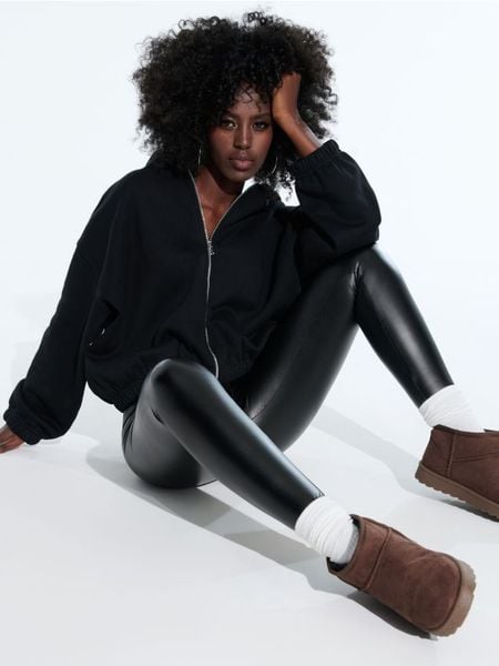 Legginsy - czarny. Czarne legginsy Sinsay, l, bez wzorów. W wyprzedaży za 19.99 zł.