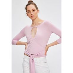 Answear - Bluzka Garden of Dreams. Fioletowe bluzki ANSWEAR, m, bez wzorów, z dzianiny, casualowe, bez kołnierzyka, bez ramiączek. W wyprzedaży za 19.90 zł.