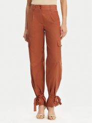 Marciano Guess Spodnie materiałowe 5GGB20 7315A Miedziany Regular Fit. Brązowe spodnie materiałowe Marciano Guess, z aplikacjami, z bawełny. Za 499.99 zł.