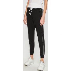 Tally Weijl - Spodnie. Czerwone spodnie materiałowe TALLY WEIJL, na co dzień, bez wzorów, z bawełny. W wyprzedaży za 39.90 zł.