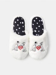 Kapcie z futerkiem 101 Dalmatians - biały. Białe obuwie domowe Sinsay, bez wzorów, bez zapięcia. Za 29.99 zł.