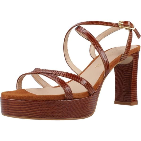 Sandały UNISA OVER LUC Brązowy. Brązowe sandały Unisa, bez wzorów, ze skóry, bez obcasa, bez zapięcia. Za 597.99 zł.