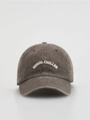 Bawełniana czapka z daszkiem - ciemnobrązowy. Brązowe czapki Reserved, bez wzorów, z bawełny. Za 59.99 zł.