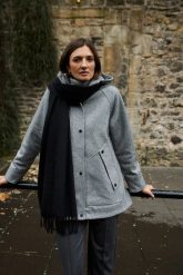 Gładki szal czarny. Czarne szaliki MOODO, bez wzorów, z poliesteru. Za 49.99 zł.