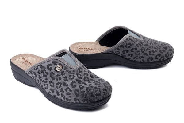 INBLU LV-16 025 szary, kapcie damskie. Szare obuwie domowe Inblu, bez wzorów, z gumy, bez zapięcia. Za 80.99 zł.
