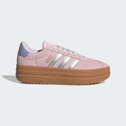 Kapcie ADIDAS VL COURT BOLD J Rose. Czerwone obuwie domowe Adidas, bez wzorów, bez zapięcia. W wyprzedaży za 189.72 zł.