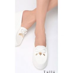 Białe Klapki Lady Bird. Białe klapki Born2be, bez wzorów, z materiału, bez obcasa, na koturnie. Za 24.99 zł.