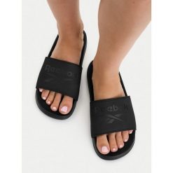 Klapki Reebok. Czarne klapki Reebok, bez wzorów, bez obcasa. Za 89.99 zł.